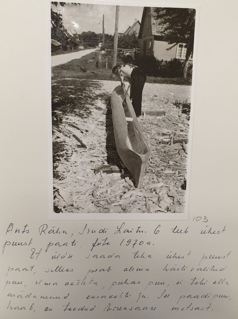 Ants Rähn teeb ühest puust paati. Sindi, Lai tn 6. aastal 1970.