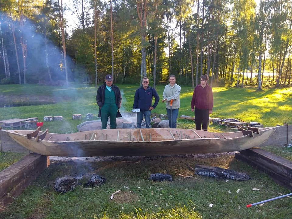 Soitsjärvel, Juula külas hakkab sõitma üks uus haavapuuvene. Raius noor haabjaehitaja Rando Remm, juhendas meister Jaan Raamsaag (Keerdo). Täna üheskoos laotati!